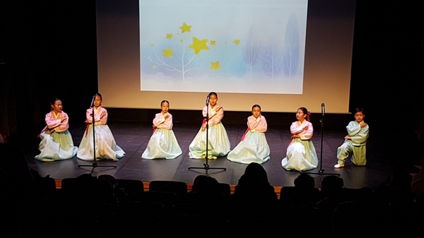 20일 열린 서산시어린이국악합창단의 정기공연 마지막 순서로 신라시대의 노래인 향가중 하나인 '빗자루별'을 노래하고 있다. 