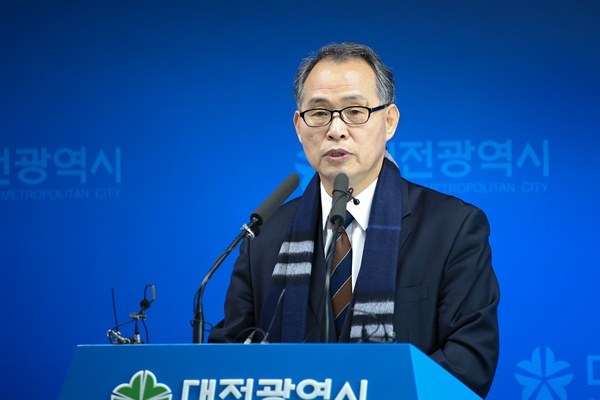 김영호 월평공원공론화위원장이 21일 오전 대전시청에서 '공론화위원회 권고안'에 대해서 설명하고 있다.