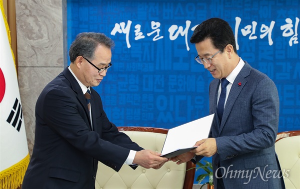  김영호 월평공원공론화위원장이 21일 오전 허태정 시장에게 '공론화위원회 권고안'을 전달하고 있다.