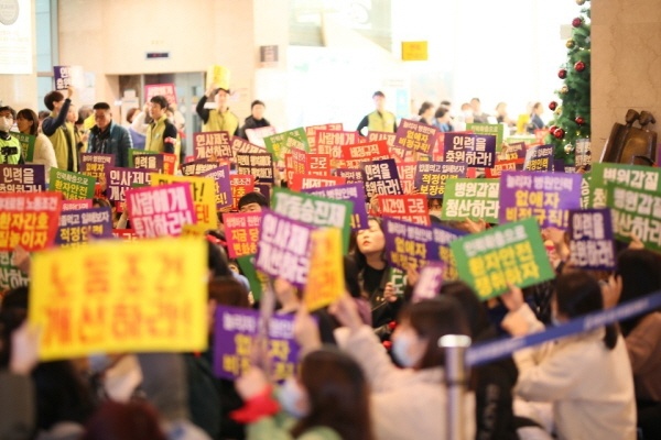 가천대 갈병원 노조가 병원언 로비 파업을 하고 있다. ⓒ 인천뉴스
