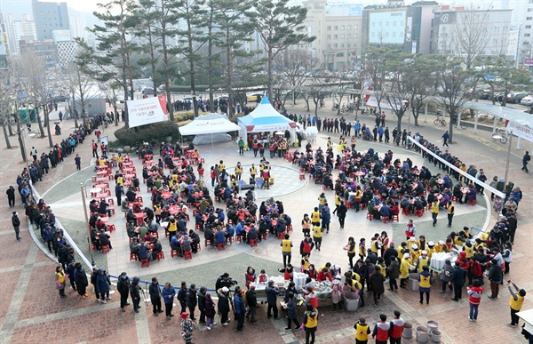  경남은행은 21일 마산역 광장에서 동지밭죽 나눔 행사를 열었다.