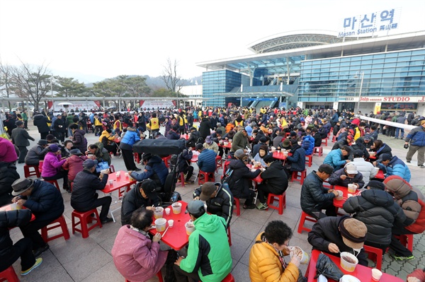  경남은행은 21일 마산역 광장에서 동지밭죽 나눔 행사를 열었다.