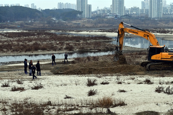 국토부, 한국수자원공사, 세종보 시공사인 대우건설 관계자들이 중장비로 강바닥을 파헤치며 조사를 하고 있다.