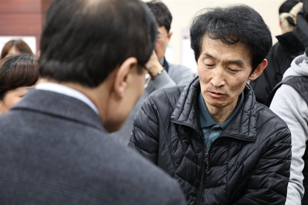 21일 이해찬 더불어민주당 대표가 태안화력 비정규직 노동자 김용균씨의 빈소를 방문하고 김씨의 아버지와 대화를 나누고 있다.