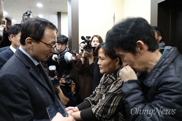21일 이해찬 더불어민주당 대표가 태안화력 비정규직 노동자 김용균씨의 빈소를 방문하고 김씨의 부모와 만나 위로하고 있다.