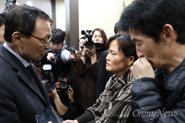 21일 이해찬 더불어민주당 대표가 태안화력 비정규직 노동자 김용균씨의 빈소를 방문하고 김씨의 부모와 만나 위로하고 있다.