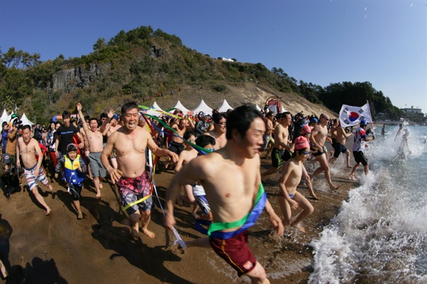 서귀포겨울바다 국제펭귄수영대회 서귀포겨울바다 국제펭귄수영대회에 참가한 관광객들이 바다로 뛰어들고 있다. 