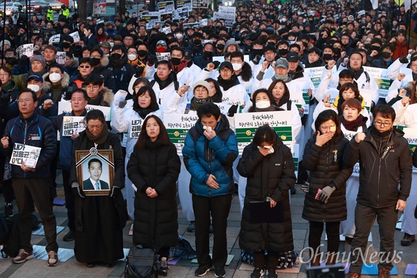 태안화력발전소 고 김용균 비정규직 노동자 사망사고 진상규명 및 책임자 처벌과 죽음의 외주화 중단을 촉구하는 범국민추모제가 22일 오후 서울 중구 청계광장 부근 파이낸스빌딩앞에서 고 김용균씨의 부모와 지난해 제주에서 현장실습 도중 사망한 고교생 고 이민호 군의 부모, 스스로 목숨을 끊은 마포구 아현동 철거민 고 박준경씨 유가족 등이 참석한 가운데 열렸다.