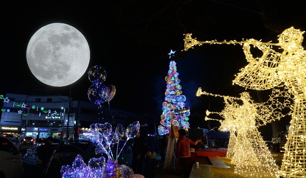 12월 22일 저녁 거창의 성탄절 트리와 보름달(다중 촬영).