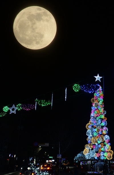 12월 22일 저녁 거창의 성탄절 트리와 보름달(다중 촬영).