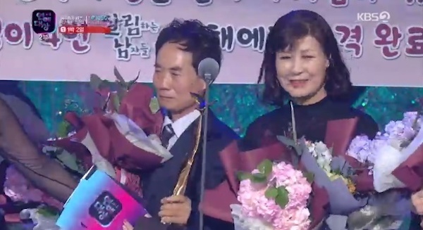  지난 22일 열린 <2018 KBS 연예대상>에서 베스트 커플상을 수상한, 김승현 부모 김언중, 백옥자 씨 