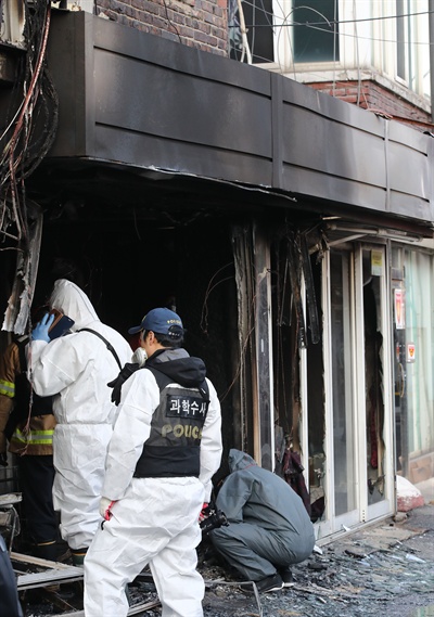 지난 22일 오전 11시 4분께 서울 강동구 천호동의 한 유흥업소 건물에서 불이 나 건물 내부를 태우고 16분 만에 진화됐다. 이 불로 2층에 있던 여성 6명이 구조돼 병원으로 이송됐으나 1명이 숨졌다. 사진은 이날 오후 현장 모습.
