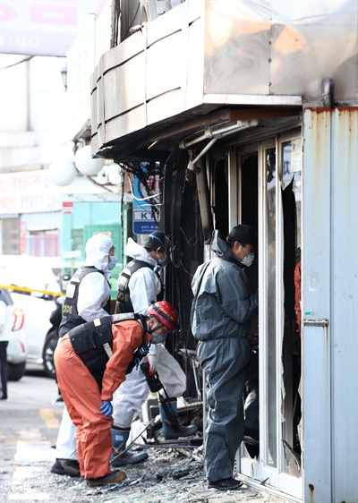 지난 22일 오전 11시 4분께 서울 강동구 천호동의 한 유흥업소 건물에서 불이 나 건물 내부를 태우고 16분 만에 진화됐다. 이 불로 2층에 있던 여성 6명이 구조돼 병원으로 이송됐으나 1명이 숨졌다. 사진은 이날 오후 현장 모습.