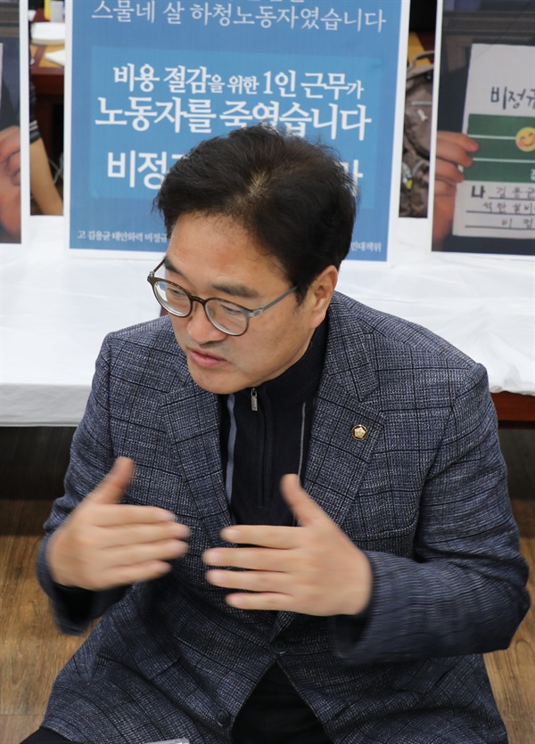  민주당 기후변화대응 및 에너지전환산업육성특별위원회 우원식 위원장이 조만간 문재인 대통령이 유족과 만남이 가능하다고 언급했다.
