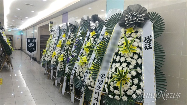 경북 칠곡군에 있는 대구예술대학교 한 교수가 유서를 남기고 스스로 목숨을 끊었다. 하지만 동료 교수들은 학교 측의 외압 때문이라며 진상조사를 촉구했다.