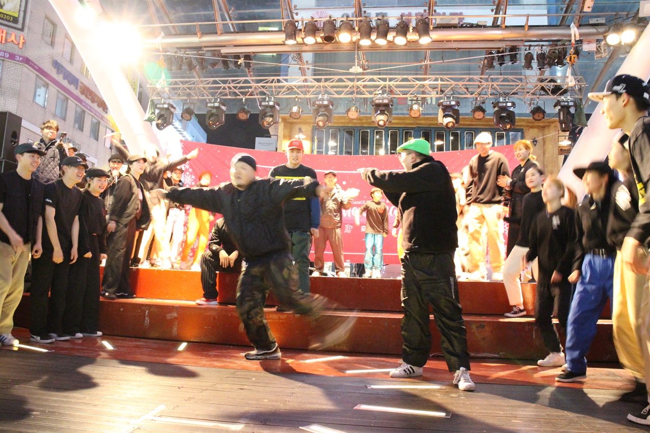 대백 앞 민주광장에서 1년의 성과를 나누는 대구춤판 행사가 열렸다. 이 행사는 시민들과 함께 공연을 꾸미는 것으로 마무리했다.