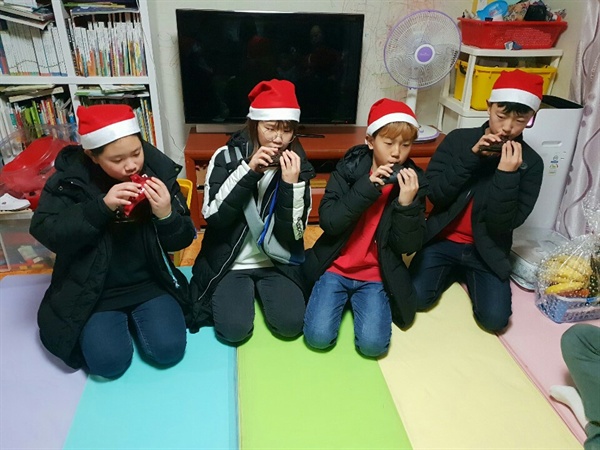 산타행사에 참석한 무선초 학생들이 오카리나를 연주하고 있다