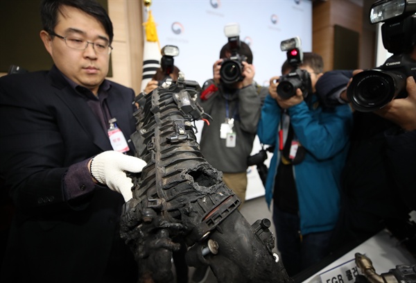   24일 오전 서울 종로구 도렴동 정부서울청사에서 한국교통안전공단 관계자가 BMW 사고차량의 구멍난 EGR 쿨러를 들어보이고 있다. 민관합동조사단은 EGR쿨러 균열로 인한 냉각수 누수가 화재 발생원인이나 EGR 설계결함으로 냉각수 끓음 현상(보일링)을 확인했다고 밝혔다. 2018.12.24