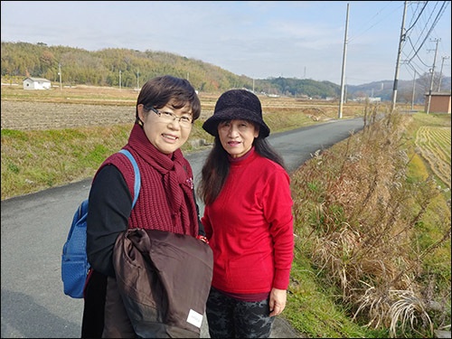 고구려절터를 친절히 알려주던 다나카 씨와 글쓴이, 뒤로 난 농로 멀리 작은 창고가 보이고 거기서 50미터 쯤 가는 곳에 고구려절터가 있다.