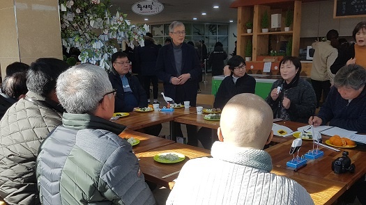 사다케 일본 황새시민교류회 대표가 발언을 하고 있다. (가운데 서 있는 사람이 사다케 대표)