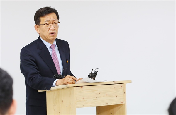 청와대 특별감찰반에서 근무하다 비위 의혹으로 검찰로 복귀 조치된 김태우 수사관의 변호를 맡은 석동현 변호사(사진)가 2일 사임의사를 밝혔다.