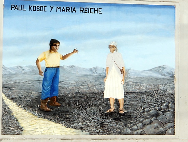 나스카 마을 민박집 건너편 담장 벽화에는 폴 코속과 마리아 라이헤 초상화가 그려져 있었다. 고고학자 폴 코속(왼쪽)의 뒤를 이어 평생 나스카 지상라인 연구에 몸바친 마리아 라이헤(오른쪽)가 나스카 평원위에 서 있다.