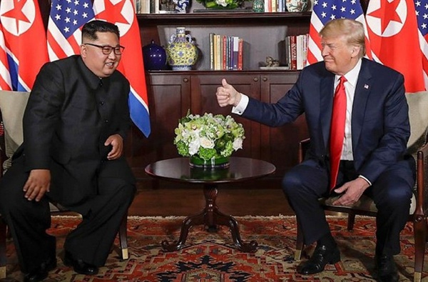 지난 6월 27일 역사상 최초로 북한 김정은 국방 위원장과 도널드 트럼프 미국 대통령이 싱가포르 센토사섬에서 만났다
