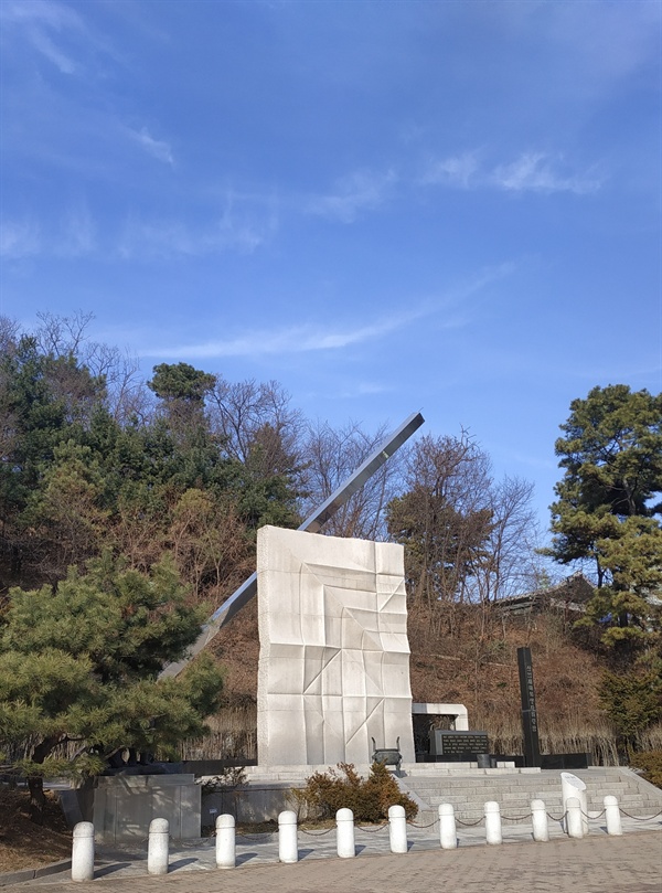 산업재해희생자위령탑은 2000년 한국노총의 제안을 정부가 수용하면서 건립되었다. 