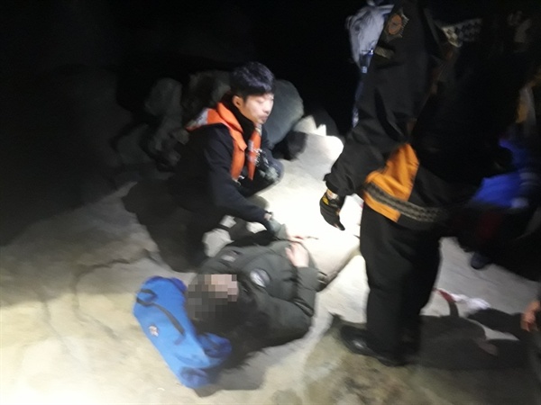 24일 오후 5시 58분경 부산 가덕도 해벽암장에서 암벽등반하다 1.5m 아래로 추락했던 여성 k(29)씨가 해양경찰에 의해 구조되었다.