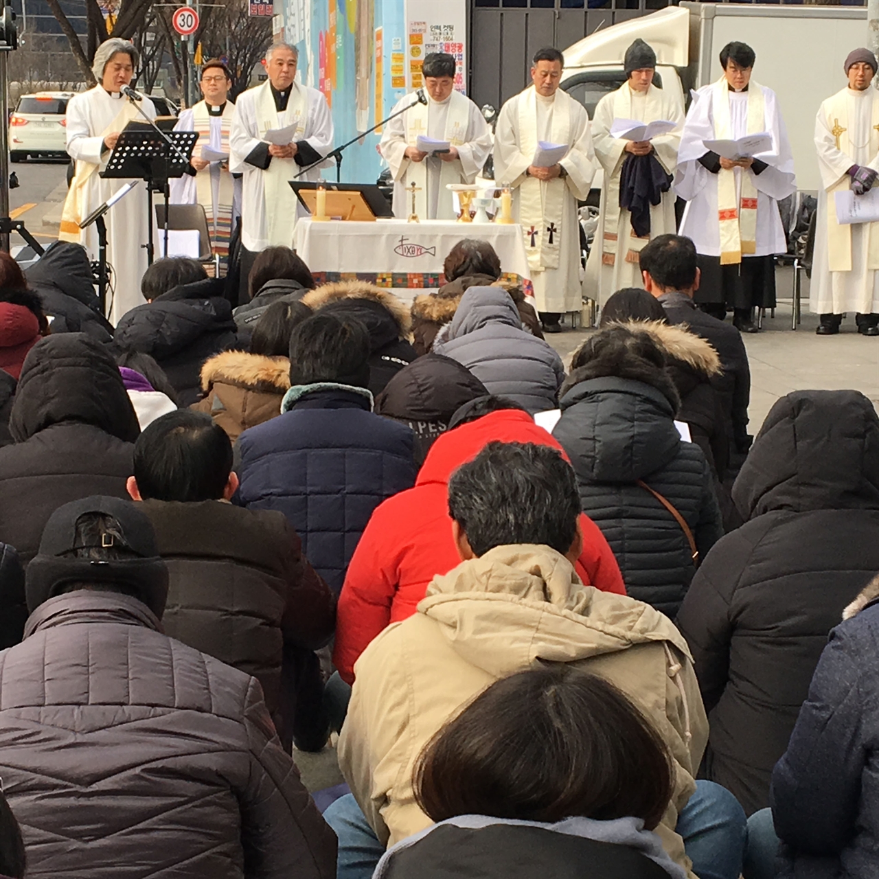  24일, 서울 종로구에서 국일 고시원 화재 참사 희생자를 위한 거리 성탄 예배가 열렸다.