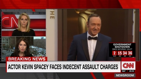  케빈 스페이시의 성추행 혐의를 보도하는 CNN 뉴스 갈무리.