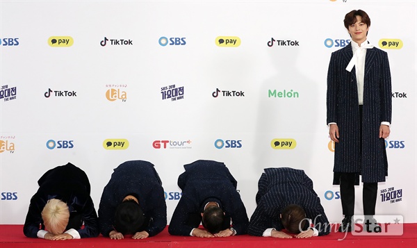 'SBS가요대전' 비투비, 대표 개구쟁이들 비투비가 25일 오후 서울 고척동 고척스카이돔에서 열린 < 2018 SBS 가요대전 >에서 포토타임을 갖고 있다.