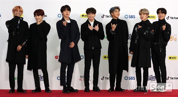 'SBS가요대전' 방탄소년단, 케이팝 그 자체 방탄소년단이 25일 오후 서울 고척동 고척스카이돔에서 열린 < 2018 SBS 가요대전 >에서 포즈를 취하고 있다.