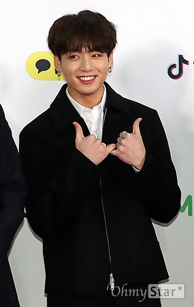 'SBS가요대전' 방탄소년단 정국, 기분좋은 미소 방탄소년단의 정국이 25일 오후 서울 고척동 고척스카이돔에서 열린 < 2018 SBS 가요대전 >에서 포즈를 취하고 있다.