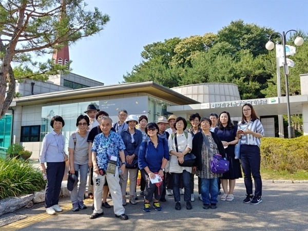  제암리 교회 전시관 방문 일본 고려박물관 회원들은 2019년 3.1만세운동 100주년 전시 자료 준비차 지난 6월 18일부터 3박4일간 한국을 방문했다. 사진은 제암리 교회 전시관 방문 때 모습