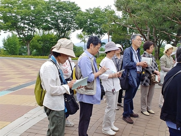 일본 고려박물관 회원들은 2019년 3.1독립운동 100주년 전시 자료 준비차 지난 6월 18일부터 3박4일간 한국을 방문했다. 사진은 유관순 기념관에서 열심히 설명을 메모하는 모습