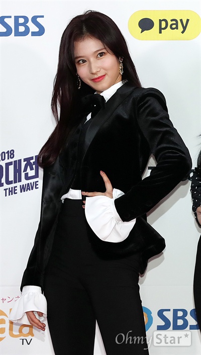 'SBS가요대전' 사나, 지적인 섹시미 트와이스의 사나가 25일 오후 서울 고척동 고척스카이돔에서 열린 < 2018 SBS 가요대전 >에서 포즈를 취하고 있다.