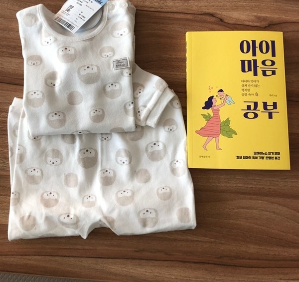 출산한 친구에게 선물한 아기 내복과 책