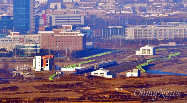2018년 12월 26일 오전 북측개성  판문역에서 열리는 남북 철도·도로 연결 및 현대화 사업 착공식 참석자 등을 실은 열차가  판문역에 도착, 기다리고 있던 북측 열차와 나란히 서있다.