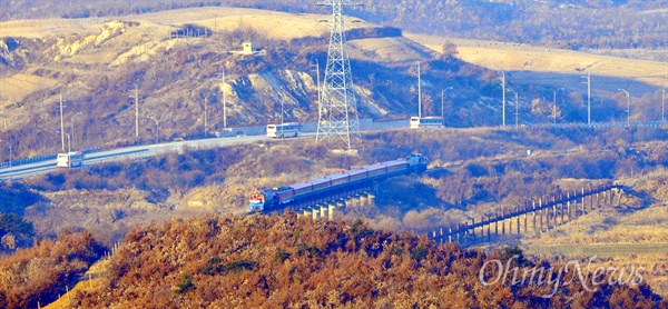 판문역으로 향하는 남측 열차 26일 오전 북측 판문역에서 열리는 남북 철도·도로 연결 및 현대화 사업 착공식 참석자 등을 실은 열차가  도라산역 CIQ를 지나 판문역으로 향하고 있다.