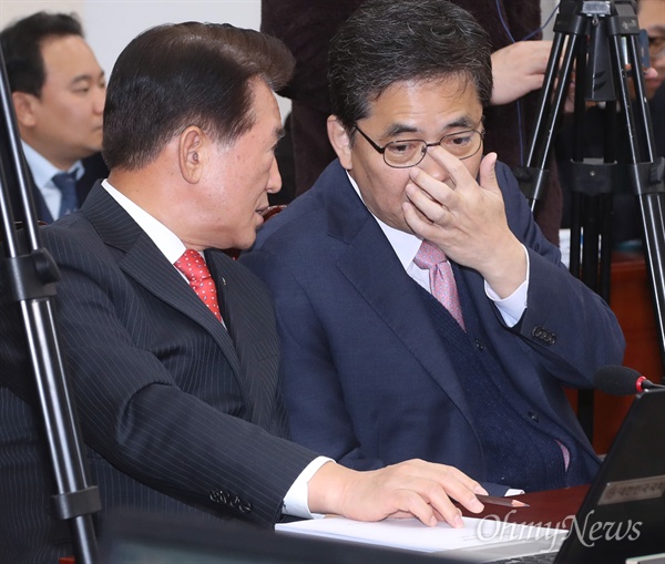 자유한국당 김한표, 곽상도 의원이 26일 국회에서 열린 교육위원회 전체회의에서 귓속말을 나누고 있다. 