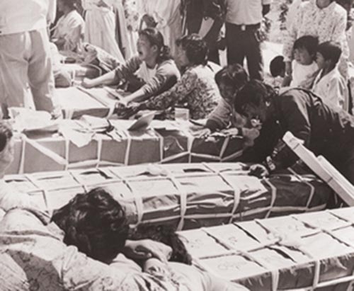 1980년 5·18민중항쟁 당시 모습이 담긴 5·18 미공개 영상 중 일부. 계엄군의 무차별 진압으로 희생된 가족을 보내며 오열하는 시민들의 모습을 볼 수 있다.