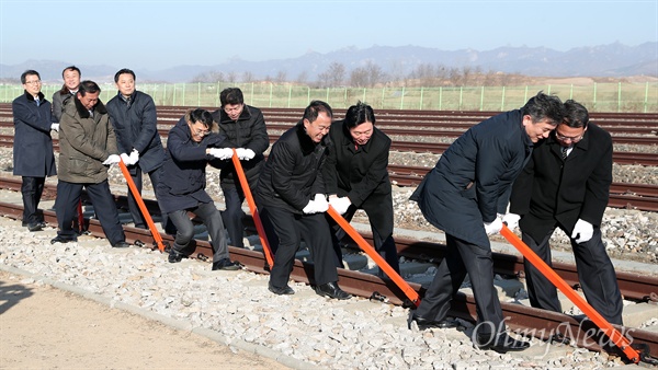 26일 오전 개성 판문역에서 진행된 '동·서해선 남북 철도·도로 연결 및 현대화 착공식'에서 남북 관계자들이 궤도 체결식을 갖고 있다. 