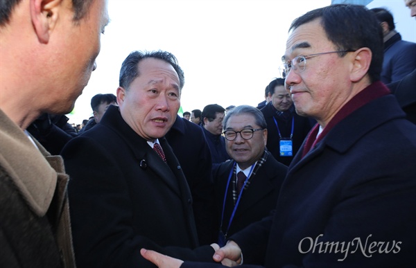 26일 오전 북한 개성시 판문역에서 열린 남북 동서해선 철도, 도로 연결 및 현대화 착공식에 참석한 리선권(왼쪽) 조국평화통일위원장이 조명균 통일부 장관과 악수하고 있다.