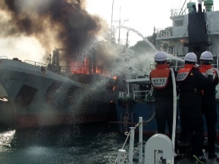 26일 오후 3시경 부산 사하구 감천항 구평방파제에 정박 중이던 러시아 원양어선 A호(766톤)에 화재가 났다.