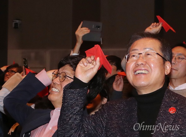 종이비행기 날리는 홍준표 자유한국당 홍준표 전 대표가 26일 오후 서울 중구 한국프레스센터에서 열린 보수 진영 싱크탱크 '프리덤코리아 포럼' 창립식에서 빨간색 종이비행기를 날리고 있다. 