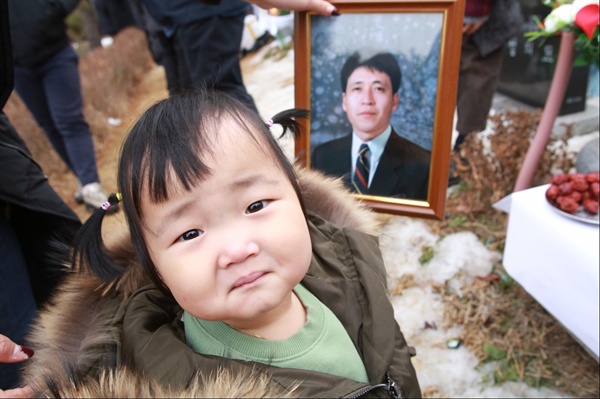 시대의 금자탑 임금을 착취하자 젊은 노동자가 죽었다. 주거권을 강탈하자 철거민이 죽었다. 복지예산이 줄자 장애인도 죽었다. 농작물 값을 후려치자 농부가 삶의 터전을 떠났다. 개발이란 핑계로 수산시장 상인들은 뿔뿔이 흩어졌다. 국민소득 3만 불 시대 피의 값으로 금자탑을 세운 나라답다.  