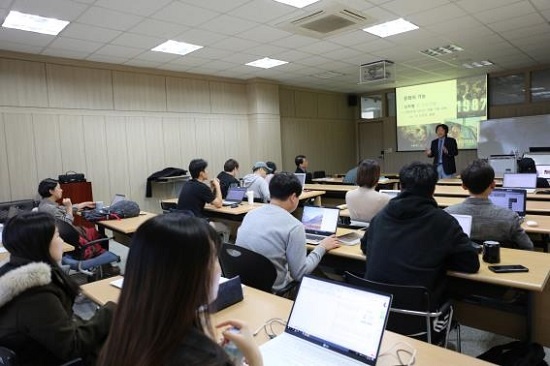    정희준 사장의 강연을 듣고 있는 세명대 저널리즘스쿨 학생들.
