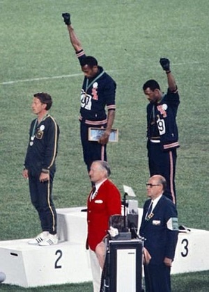    1968년 멕시코시티 올림픽 남자 200미터 달리기 시상대에 오른 토미 스미스(금메달), 피터 노먼(은메달), 존 카를로스(동메달). 모두 가슴에 인권 올림픽을 상징하는 배지를 달고 있다. 
