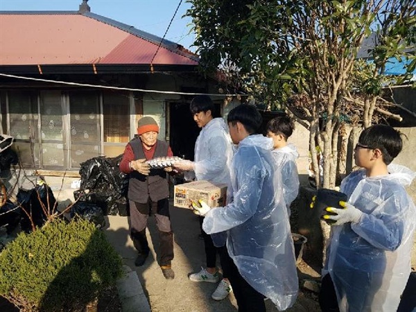  삼천포제일중학교 학생들의 연탄 나눔 봉사.